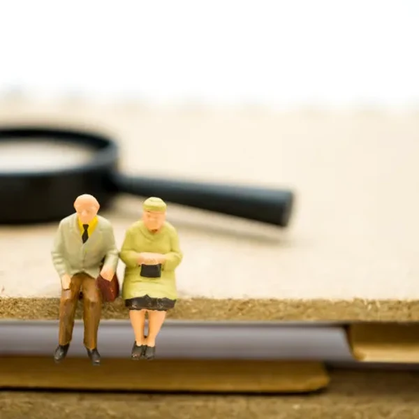 Elderly couple magnifiying glass (1)